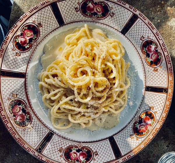 cacio e pepe on retro plate