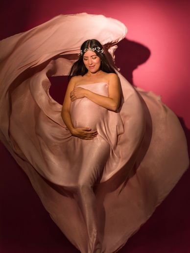 Maternity photoshoot near me, maternity with a fabric toss, photographer near me,photostudio near me
