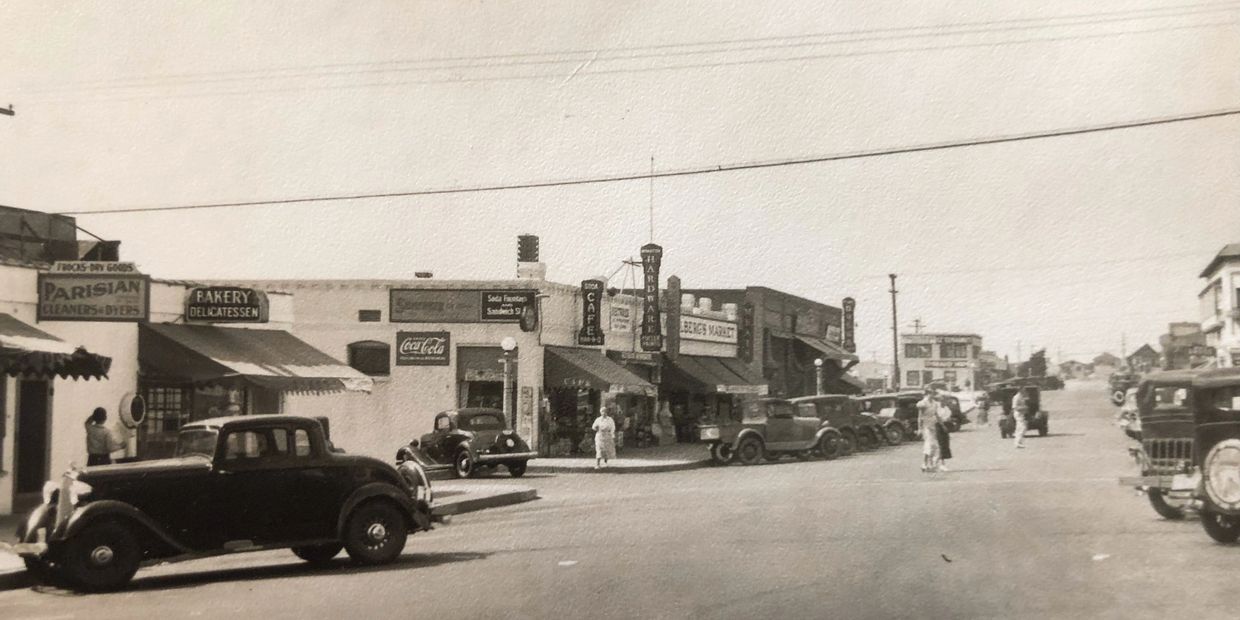 Manhattan Avenue in 1933. Courtesy of the Manhattan Beach Historical Society.