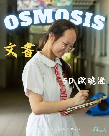 学生在走廊里写字。