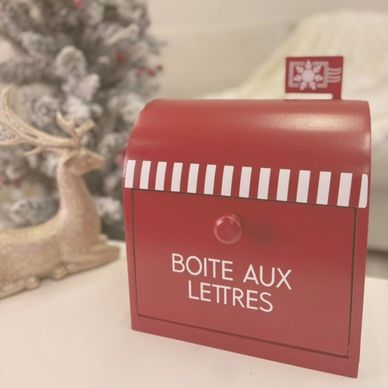 Boîte aux lettres rouge décorative de Noël.