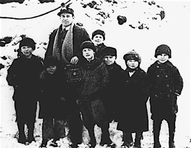 photographer Bruce Murray and children during the Anthracite coal strike of 1922