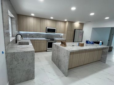 Nuestros servicios de remodelación de cocinas incluyen gabinetes a medida, instalación de encimeras