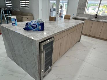 Nuestros servicios de remodelación de cocinas incluyen gabinetes a medida, instalación de encimeras