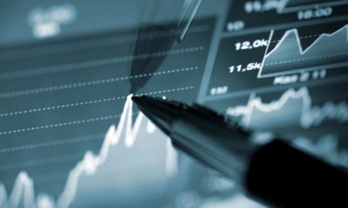 Penna che disegna grafico finanziario su schermo