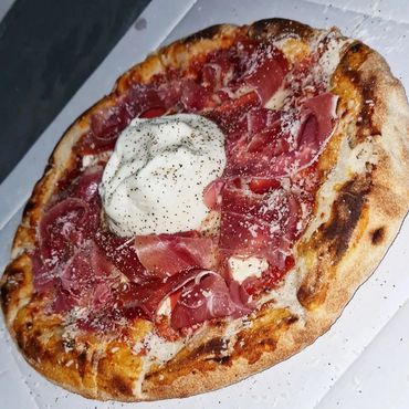 PIZZA PROCIUTTO E BURRATA
Queso de bufala
Auténtico queso italiano
Deliciosa mozzarella
Quesos gourmet en Panamá
Sabor auténtico italiano
Quesos artesanales
Queso cremoso y suave
Queso fresco de bufala
Mozzarella de calidad
Quesos italianos importados
Buffalo mozzarella
Producto italiano en Panamá
Queso italiano premium
Tradición quesera italiana