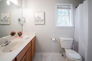 Upstairs shared bath with tub/shower combo