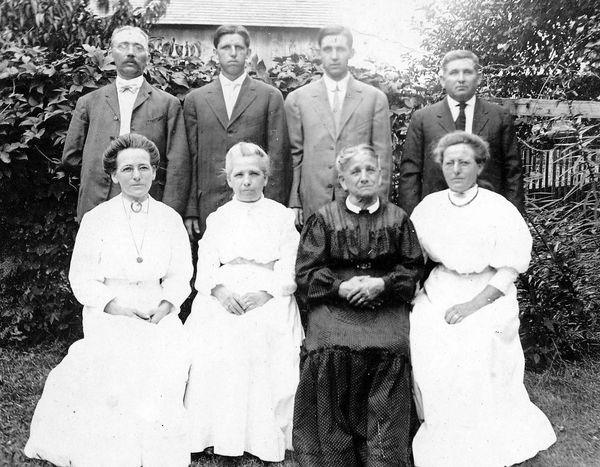 Back, l-r, Adolph Lotz Jr.; Oscar, Carl, William Lothholz. Front, l-r, Clara, Minnie, Mary, Rose