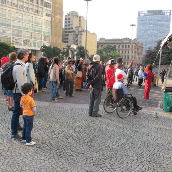 grupo de pessoas no vale do Anhangabaú