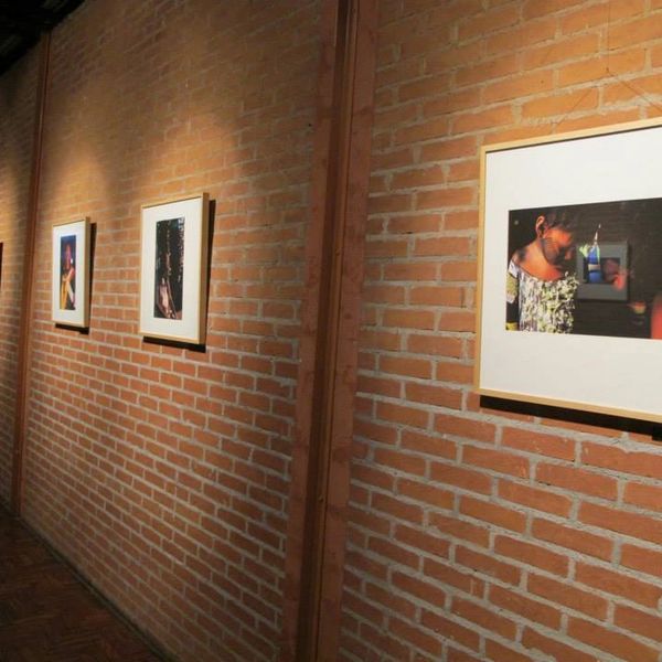 Fotografias expostas nas paredes da Galeria na Matilha Cultural