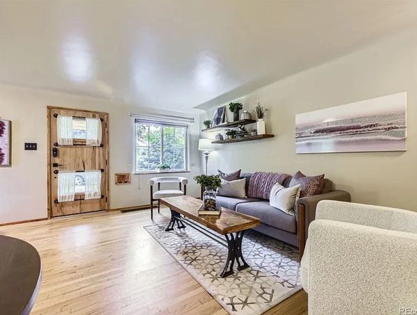 Stunning living room shows how to decorate in a small space