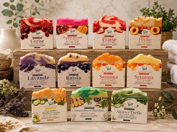 Savons artisanaux colorés aux fruits et plantes.
