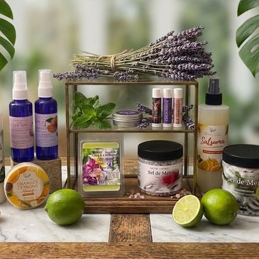 Produits de soins naturels avec lavande, citron vert et sel de mer.