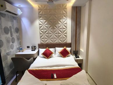 Cozy modern hotel room with a double bed and stylish decor.