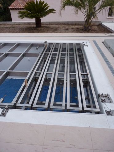 Movable pool floor