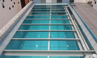 Movable pool platform