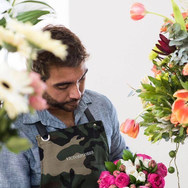 Florista arreglando un ramo de flores.