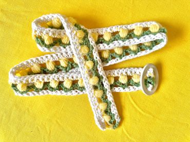 Crochet belt with yellow roses.