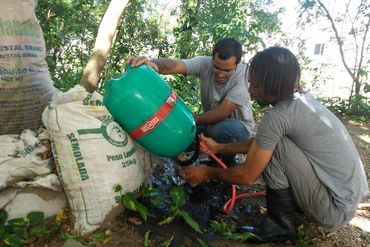 Equipe do IPRAM consertando bomba e filtro de piscina.