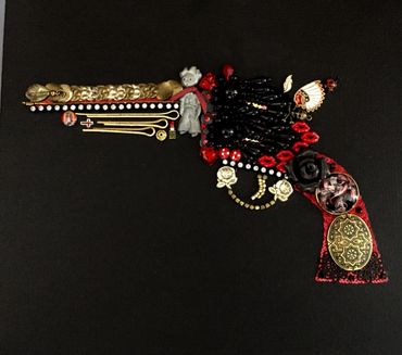 TITLE: REVOLVER
SERIES: “ENTREGA DE ARMAS”
2016
MIXED MEDIA
10’ X 10’ X 3'