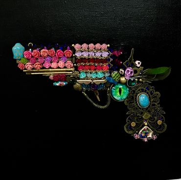 TITLE: FLOWER GUN
SERIES: “ENTREGA DE ARMAS”
2016
MIXED MEDIA
10’ X 10’ X 3'