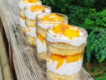 Mango graham cakes in a jar with sliced mangoes 
