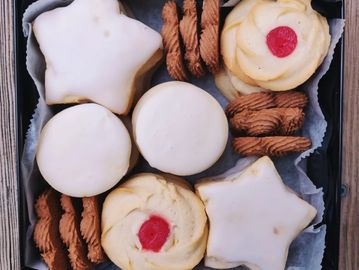 A picture of some tasty cookies in different shapes