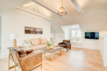 Penthouse mountain views in all directions. Boutique Kalispell lodging. Hotel, Vacation rental