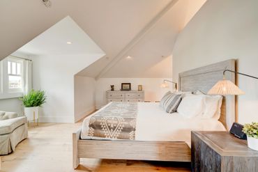 Penthouse mountain views in all directions. Boutique Kalispell lodging. Hotel, Vacation rental