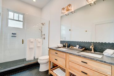 Penthouse mountain views in all directions. Boutique Kalispell lodging. Hotel, Vacation rental