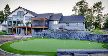 Putting green with retaining wall