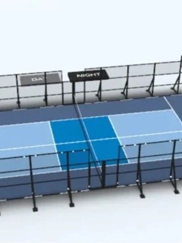3D model of a padel tennis court with labeled sides and fencing.