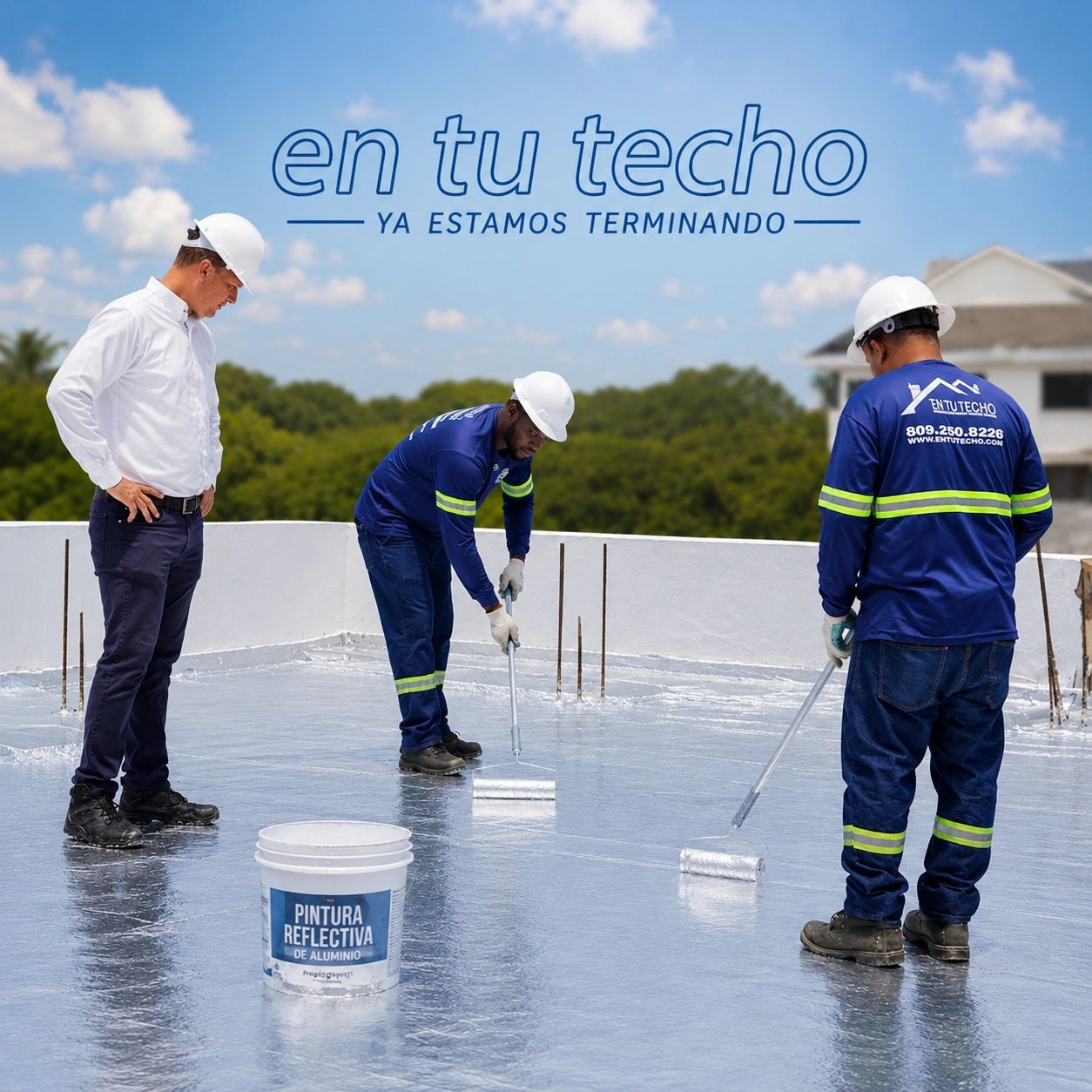 Trabajadores aplican pintura reflectiva de aluminio en un techo.