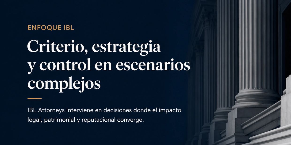 Texto sobre estrategia y control en escenarios complejos con columnas clásicas de fondo.