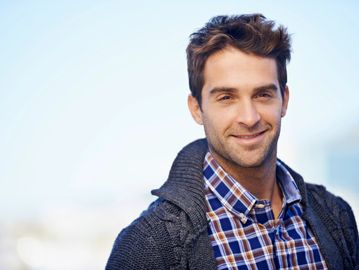 Homme libre heureux d'avoir choisi vasectomie 450 , un excellent rapport qualité prix,