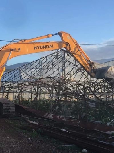 Hyundai iş makinesi yıkım yapıyor.