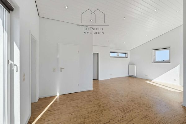 VERKAUF Eigentumswohnung
Köln Bezugsfreie attraktive DG-Wohnung mit 2 Balkonen Garage & Renovierung