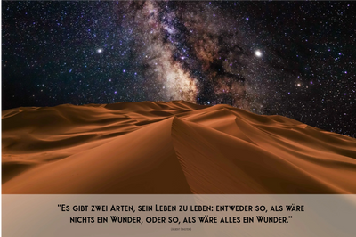 Wüstenlandschaft mit Milchstraße und Spruch Albert Einstein "Es gibt zwei Arten, sein Leben zu leben
