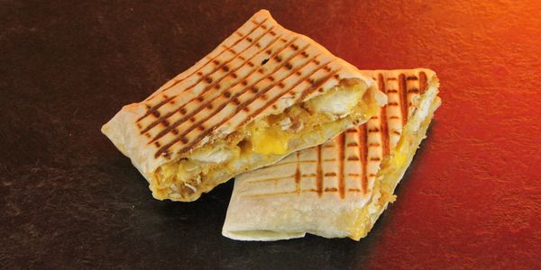 Savourez Le Croquant – tacos français unique à Foodeo Victoriaville, garni de poulet crispy et d’ingrédients frais, un vrai délice gourmand.