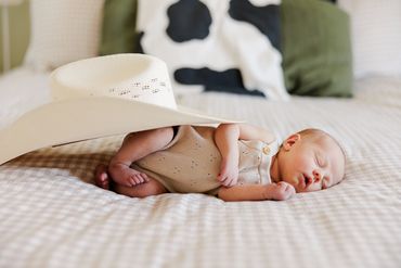 Karolynn Asplin abbotsford fraser valley photographer lifestyle newborn photography