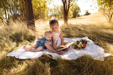 Palouse hills family photo (portrait photographer Whittney Thornton Moscow Idaho Pullman Washington)