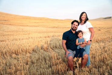 Palouse hills family photo (portrait photographer Whittney Thornton Moscow Idaho Pullman Washington)