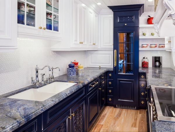 Elegant blue and white kitchen