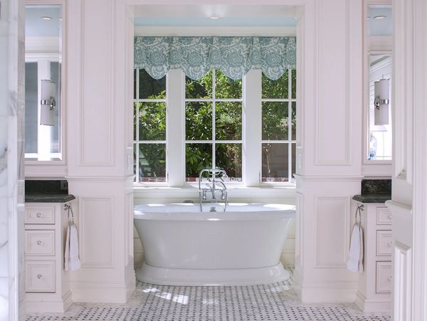 Luxurious white bathroom setting