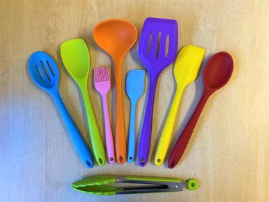 Colourful silicone utensil set. 9 pieces in assorted colours.