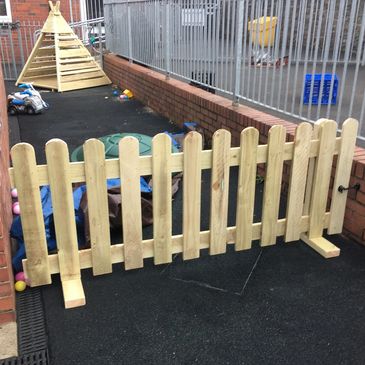 Single panel, freestanding picket fence
