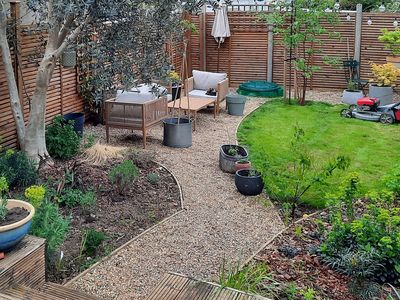 Newly fitted garden with plants and funiture.
Flowers,shrubs, mulch, design, irrigation, hedging.