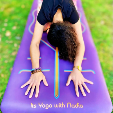 Personne fait du yoga sur un tapis violet.