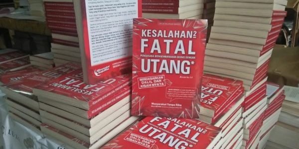 Tumpukan buku berjudul "Kesalahan-Kesalahan Fatal Utang".
