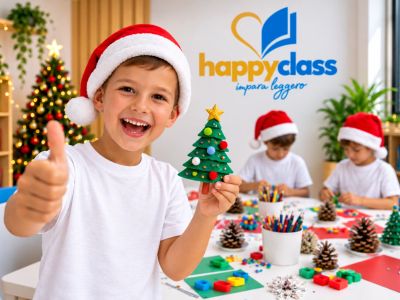 Enfant souriant avec chapeau de Père Noël tenant un sapin de Noël en jouet.